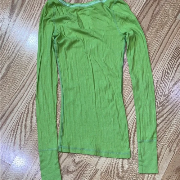 Hollister Women's Green Long Sleeve V-Neck Tee - Picture 3 of 5